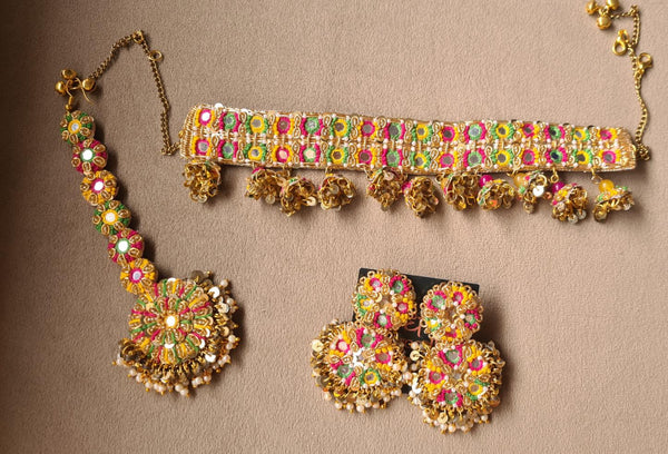 Vibrant Pink and Gold Beaded Jewelry Set with Floral Motifs and Dangling Embellishments